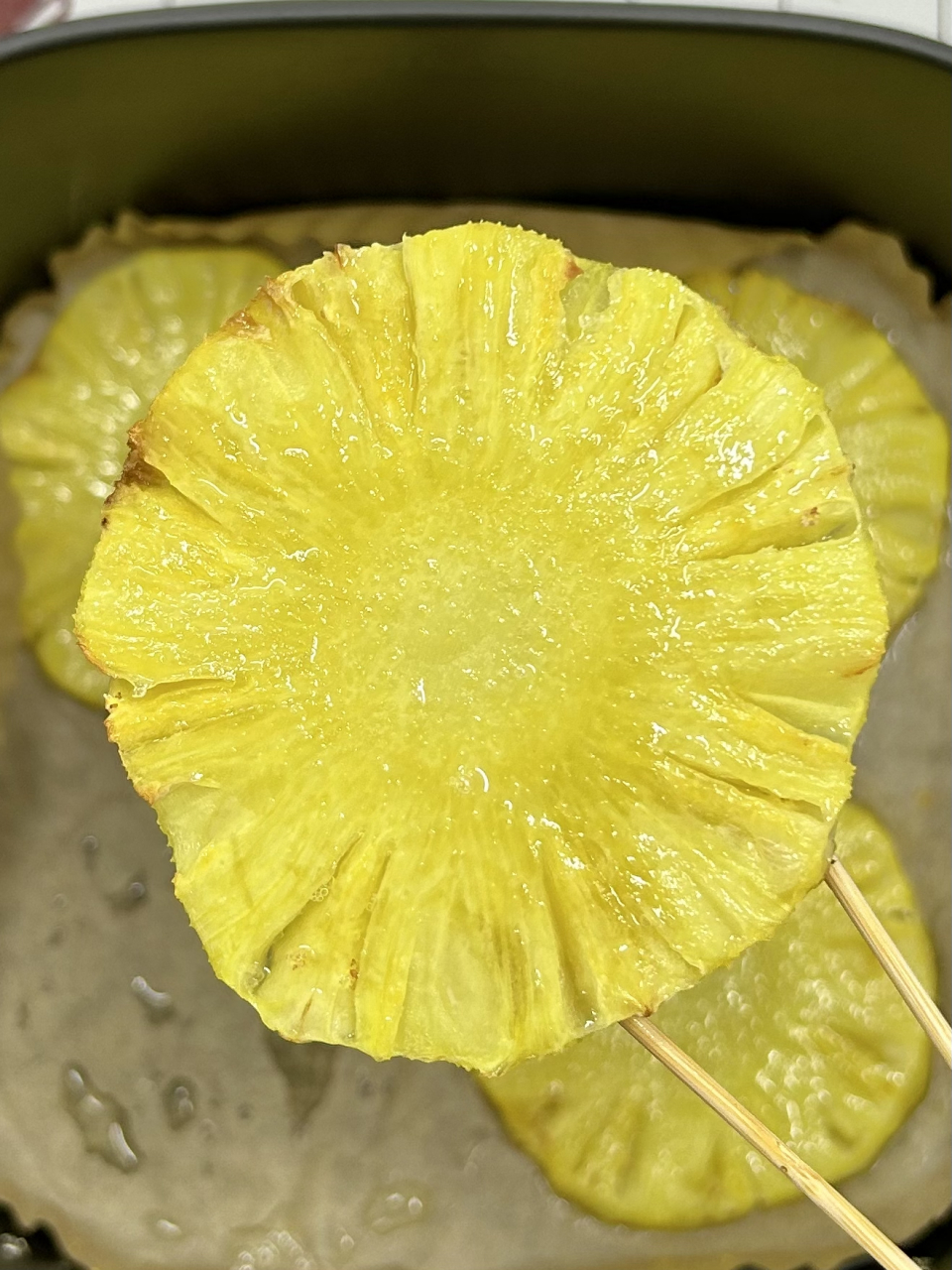 我要上热门# 烤凤梨,酸酸甜甜竟然这么好吃 ①将凤梨切成厚厚的薄片