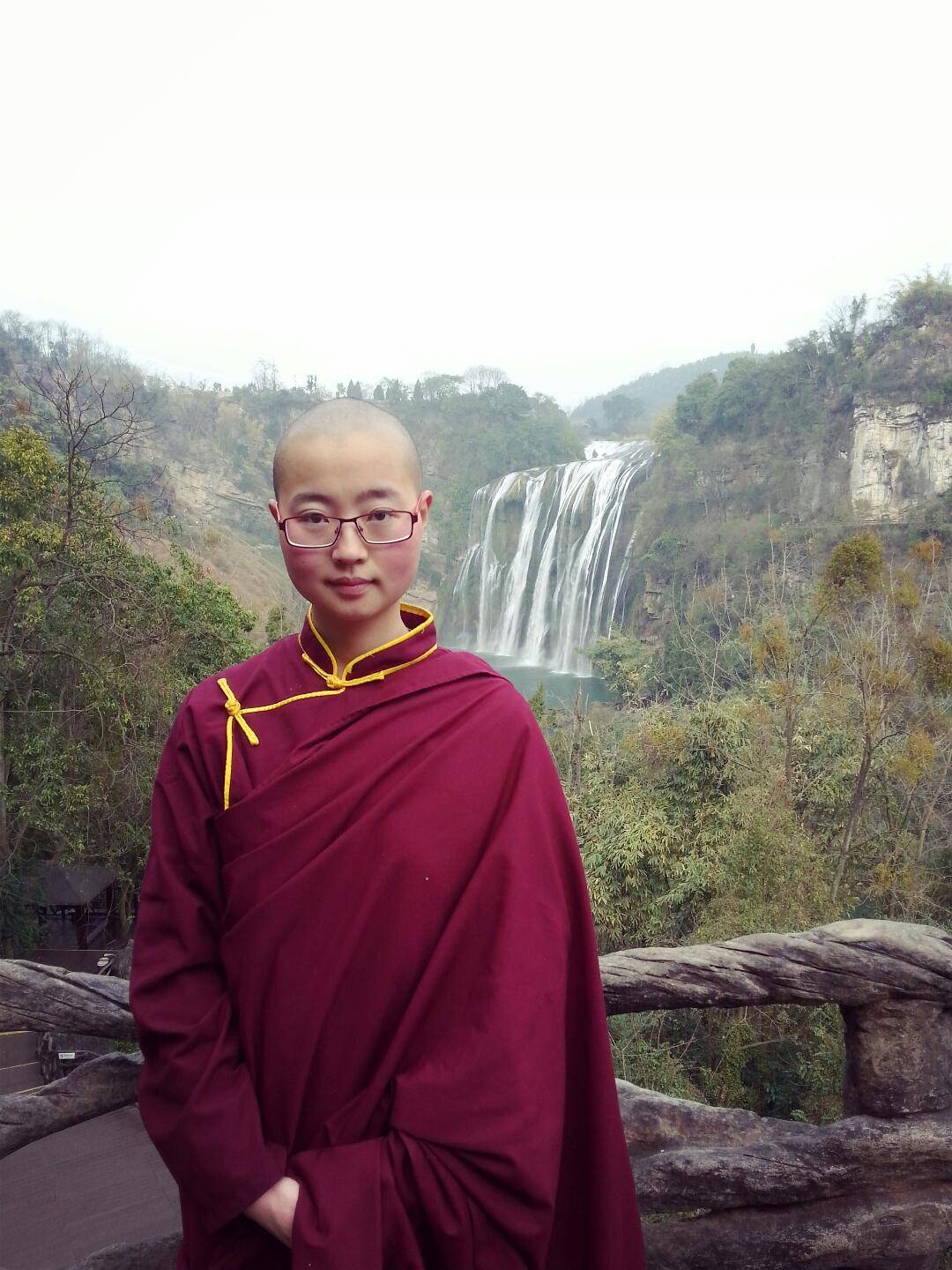 2012年一名才貌双全的女大学生选择皈依佛门,父母表示理解