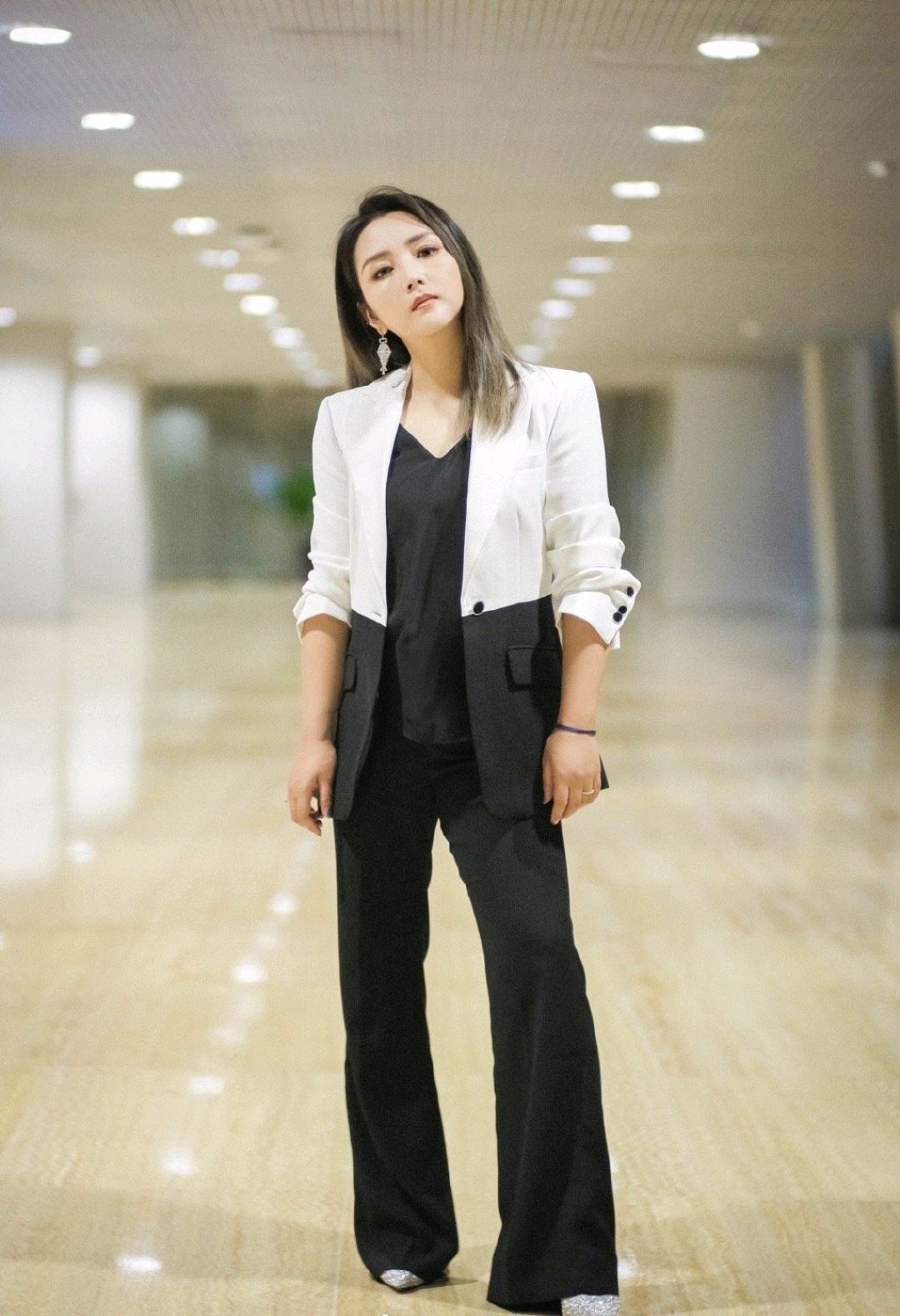 何洁终于美回来了!白t恤配紧身裤简约清爽,气质太像邻家小姐姐