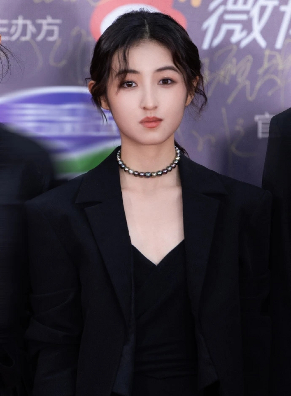 张子枫跟京圈的大导们都还挺熟悉,小时候父母可是没少带她去大导的