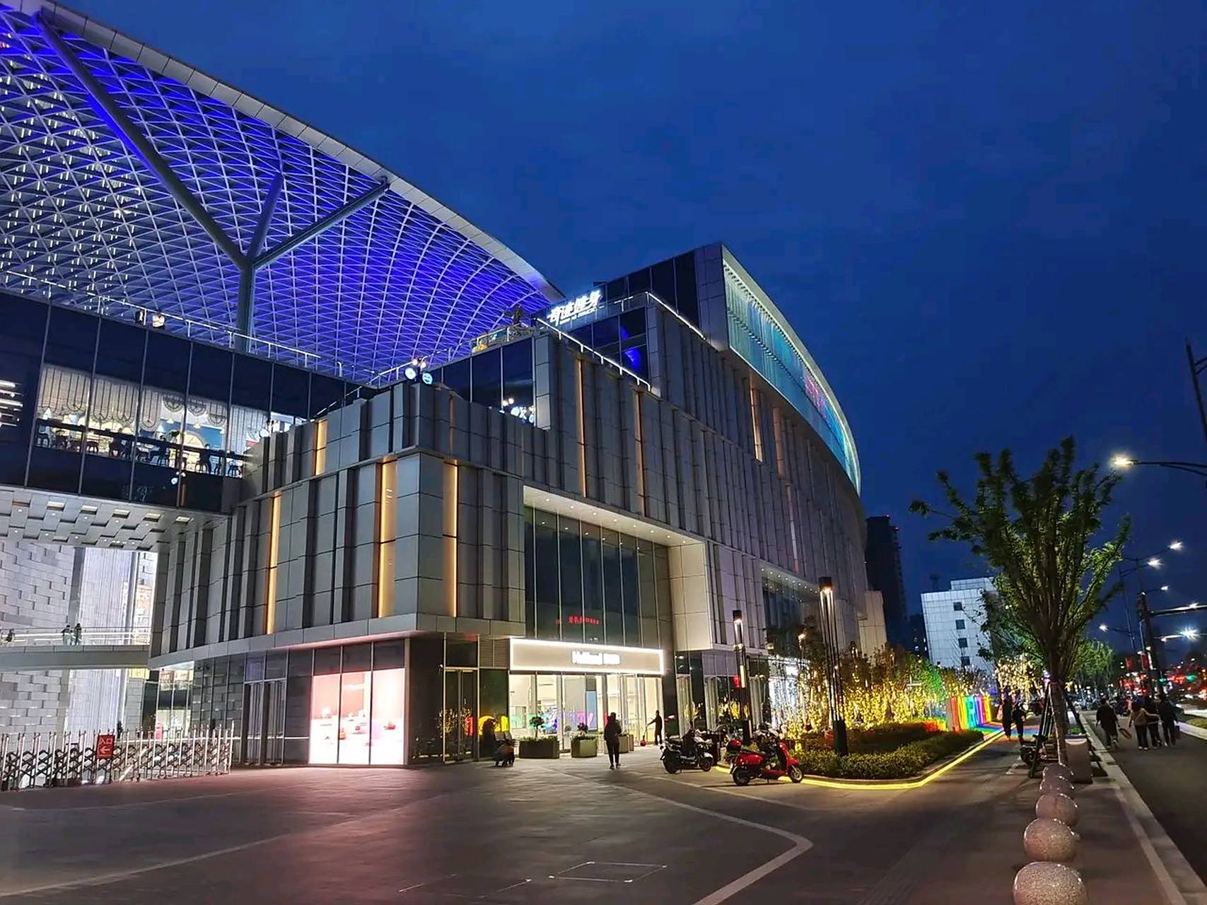 南京江北的虹悦城,开业好几年了江北也有虹悦城了,而且这里根本没有