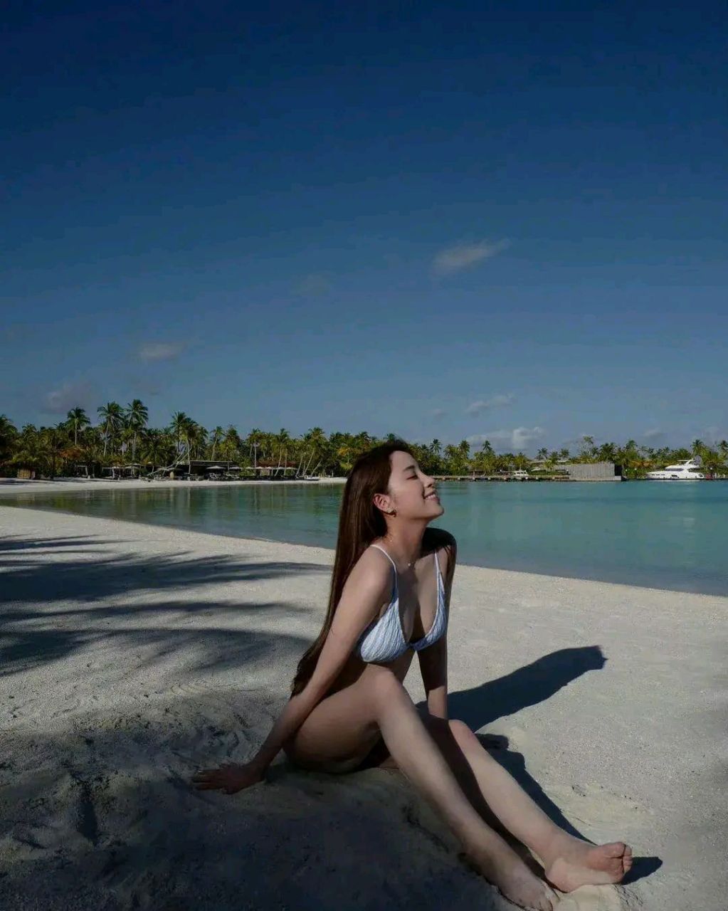 演员欧阳妮妮晒自己泳装照片,可能是岁数比妹妹欧阳娜娜大的缘故,妮妮