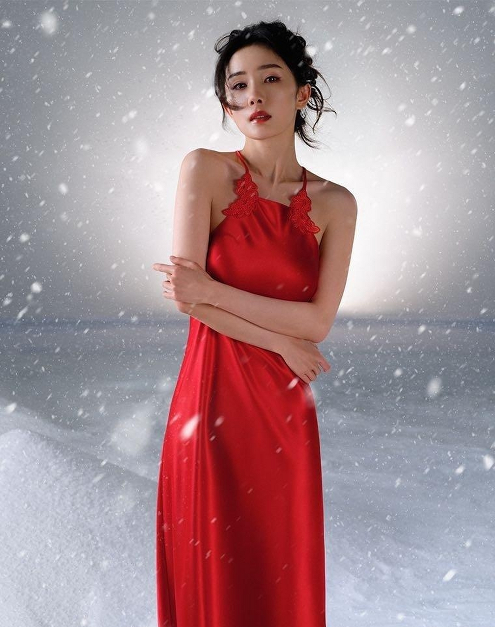这身红裙充满了女人味,大眼睛闪烁着自信与美丽,让人不禁陶醉在她的