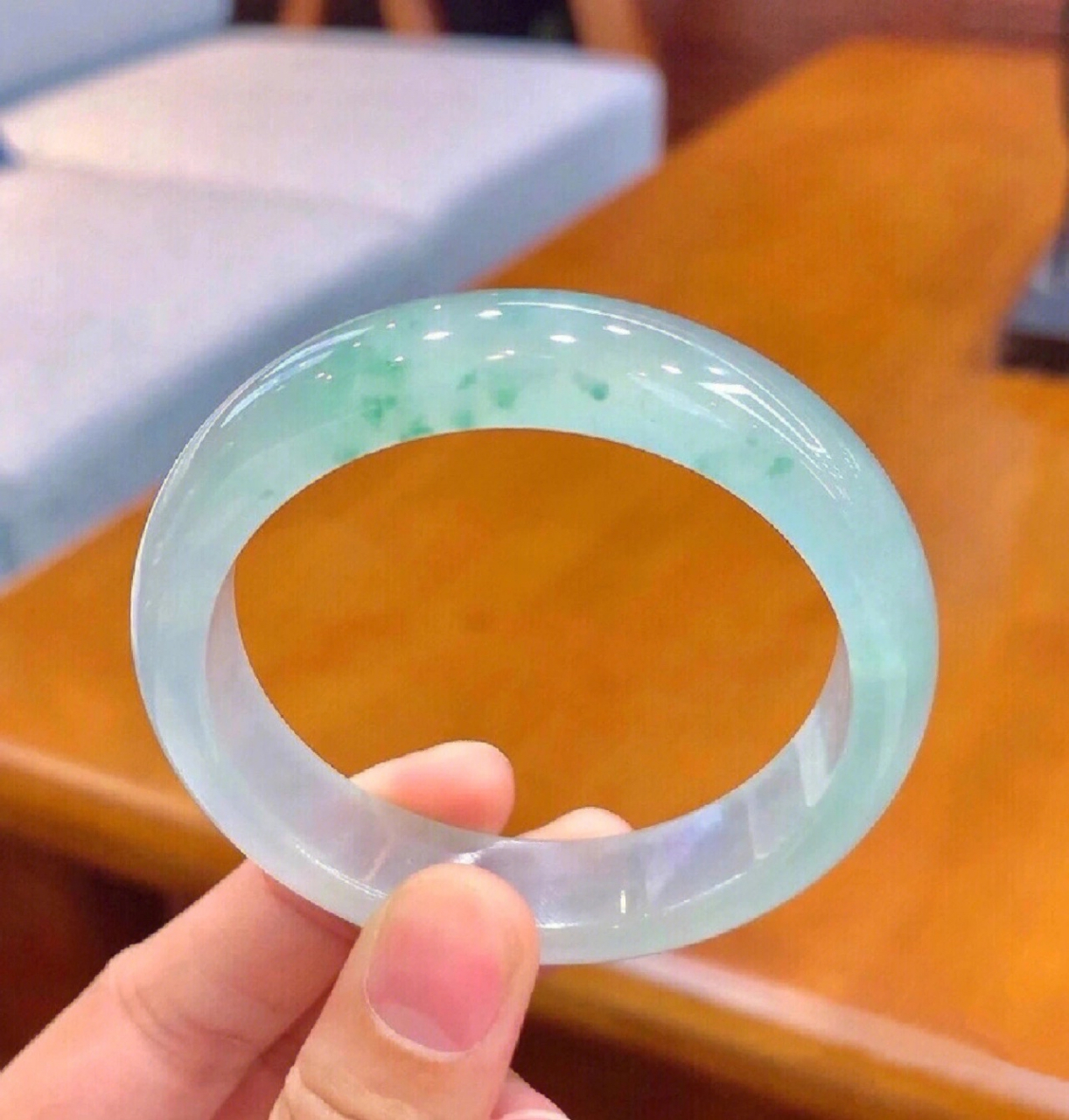 传统文化# 冰润清透～冰飘绿花翡翠手镯 种水通透见底,玉质细腻,种老