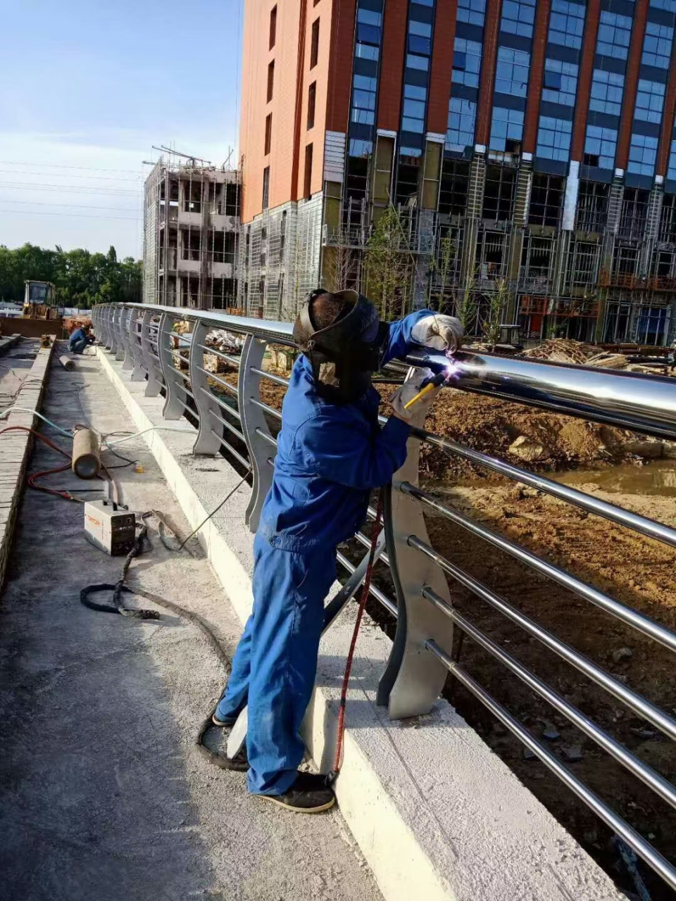 304不锈钢复合管护栏安装施工现场 不锈钢护栏立柱