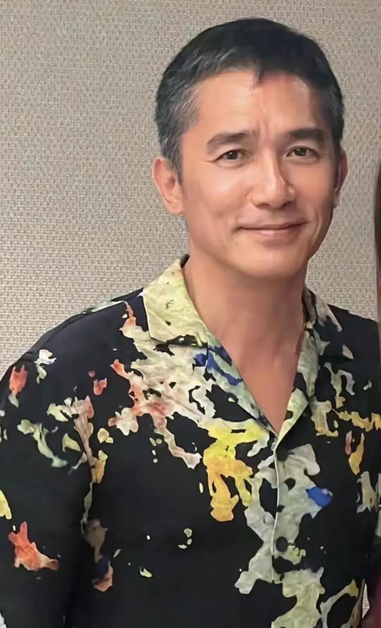 两鬓斑白,脸色发黑,皱纹明显,没有男神气质了!