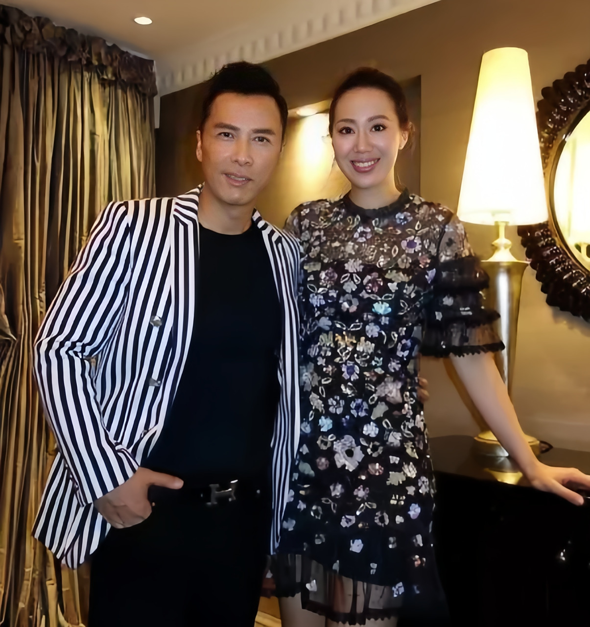 39岁的演员汪诗诗与甄子丹合影,汪诗诗身着一条碎花裙展示了她修长的