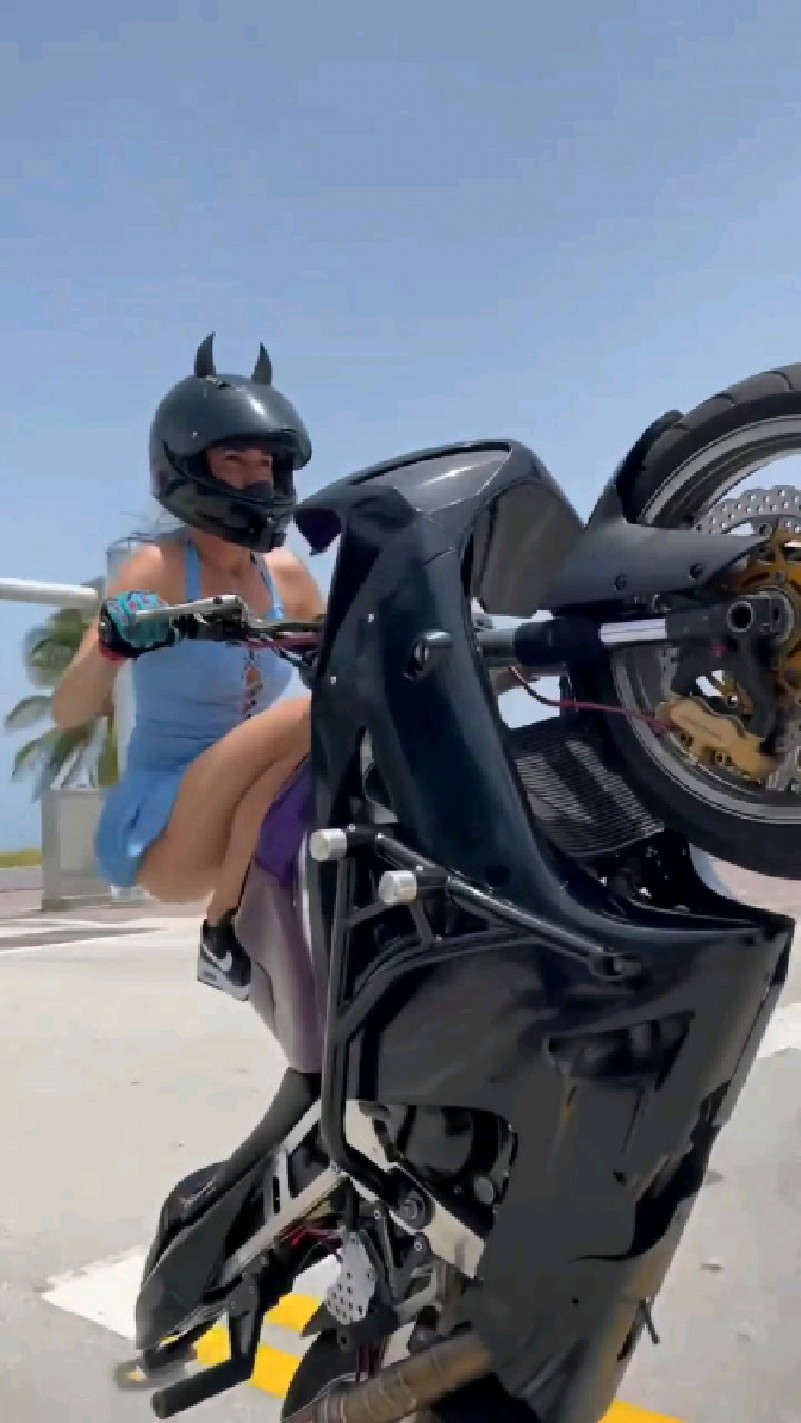 小姐姐骑着机车翘头