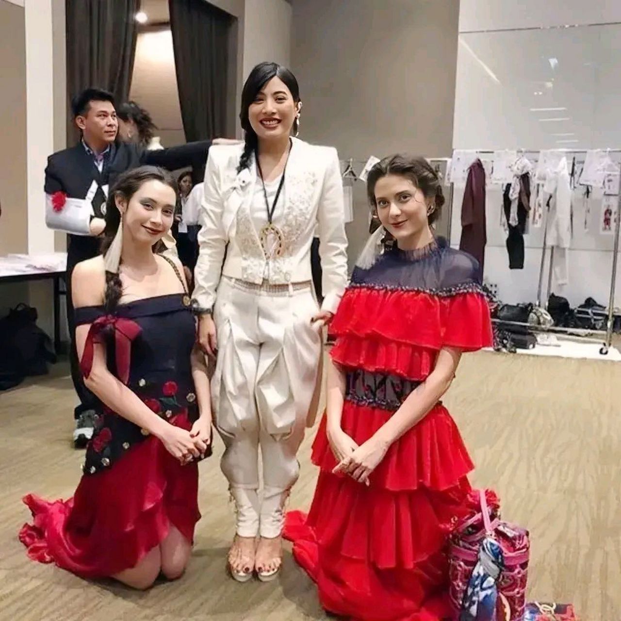 在泰国,与泰国公主合影时,无论是普通民众还是明星,都必须下跪示敬.无