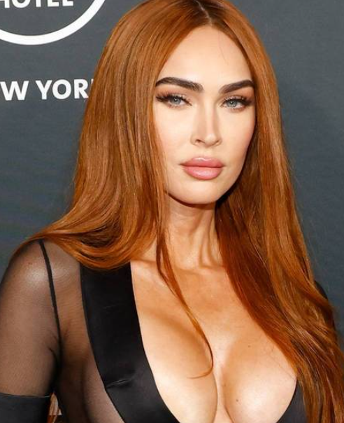 梅根·福克斯出席活动 穿黑色裙秀丰腴身材