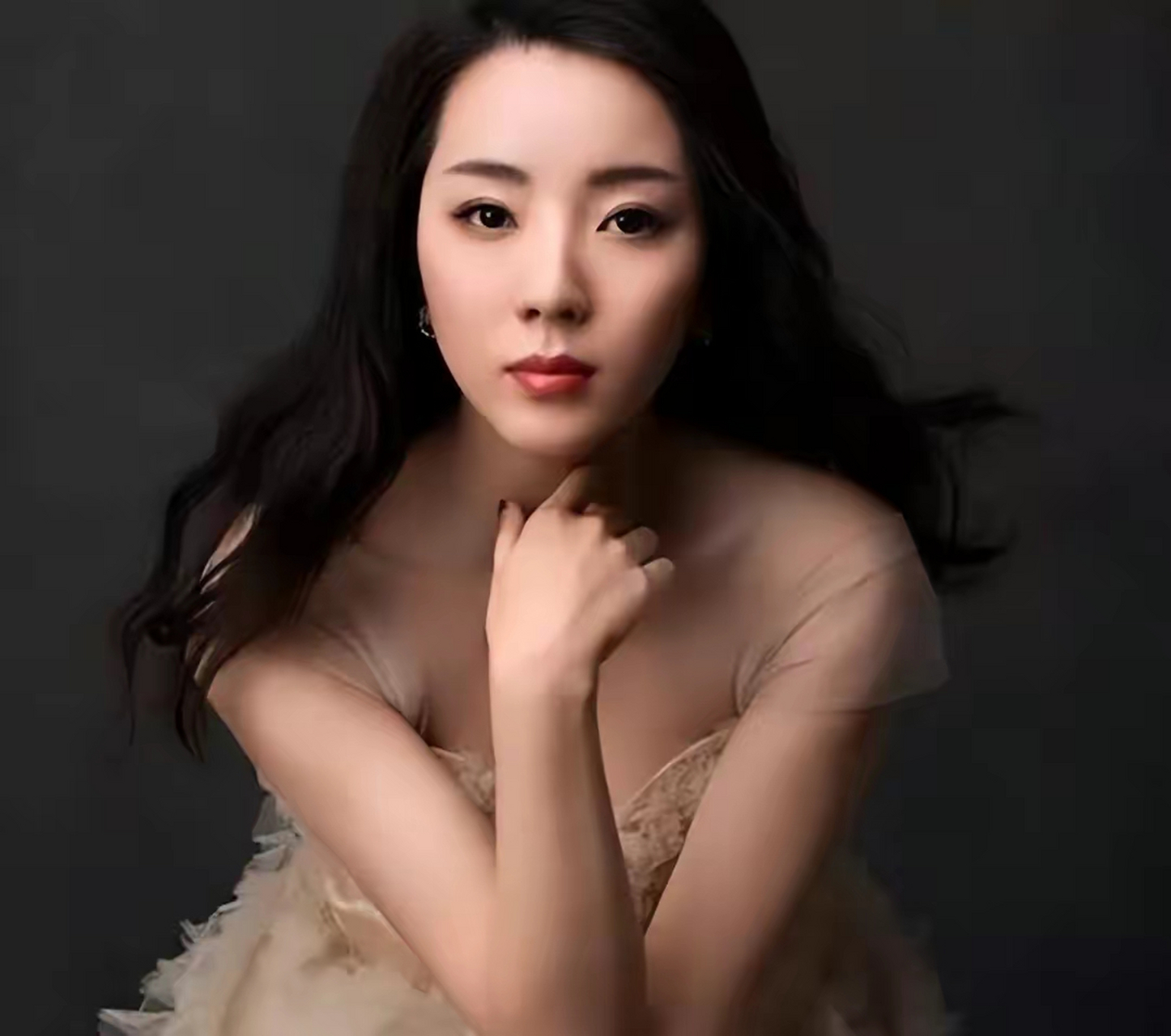 肌肤水嫩似少女,气质端庄又优雅  近日网传李思思已经被央视彻底弃用