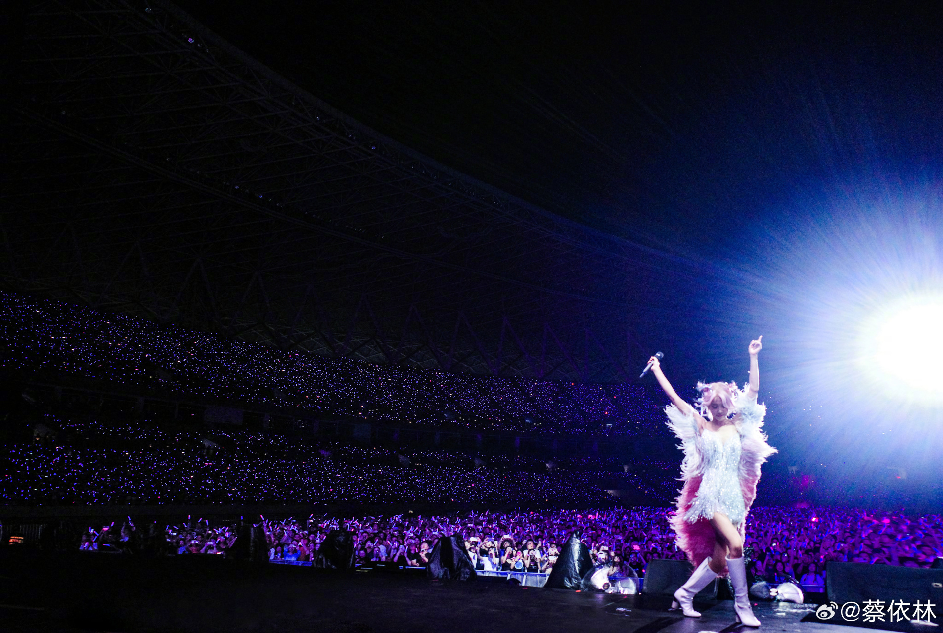 昨晚我去看了蔡依林uglybeauty演唱会,虽然有些快歌我不会,但是气氛