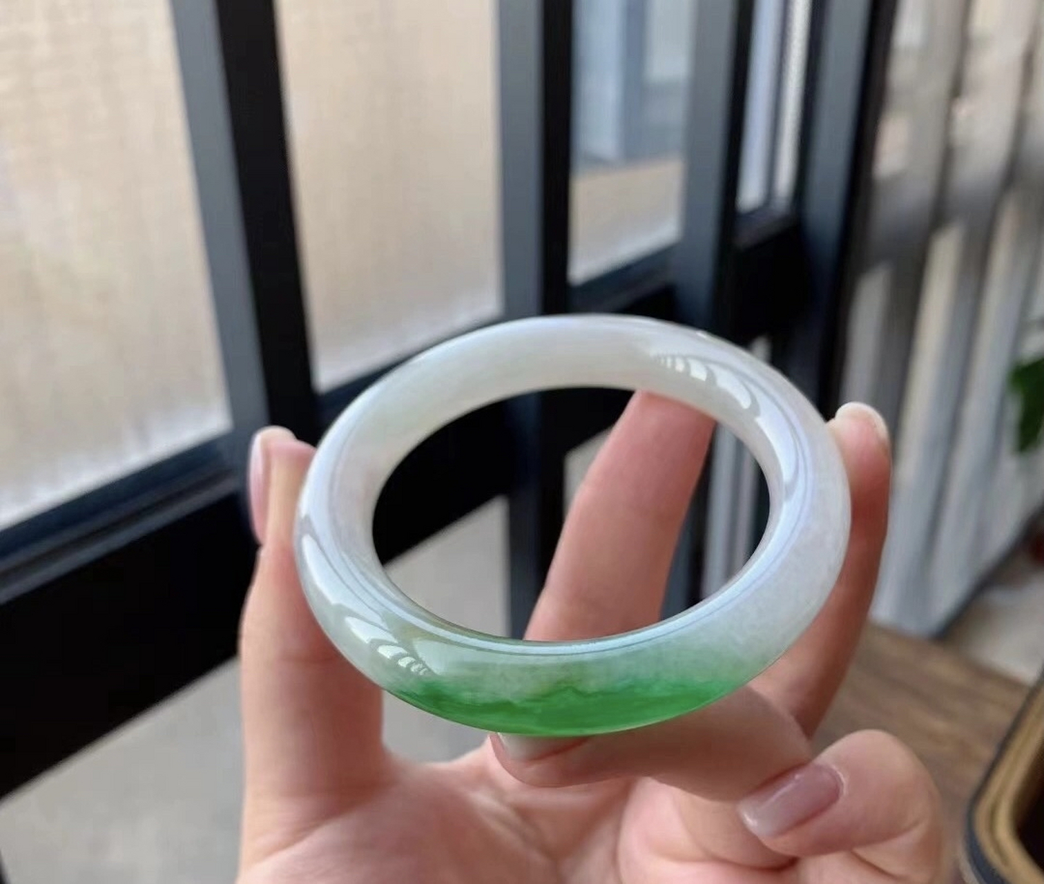 牛奶白艳绿,翡翠手镯,种老起胶,胶质感非常强!