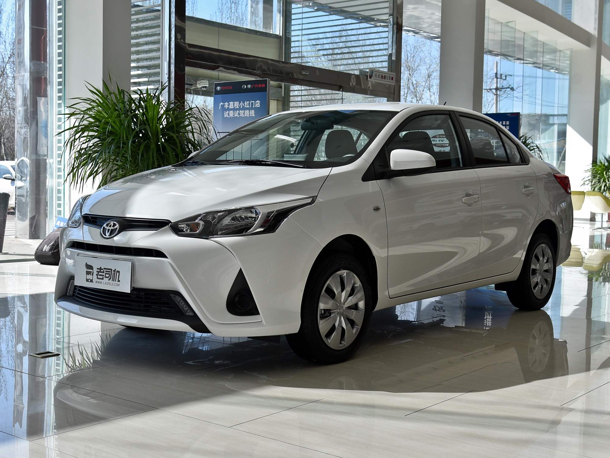 78万入手丰田三厢车,享受4.9l油耗,实拍丰田yaris l 致享