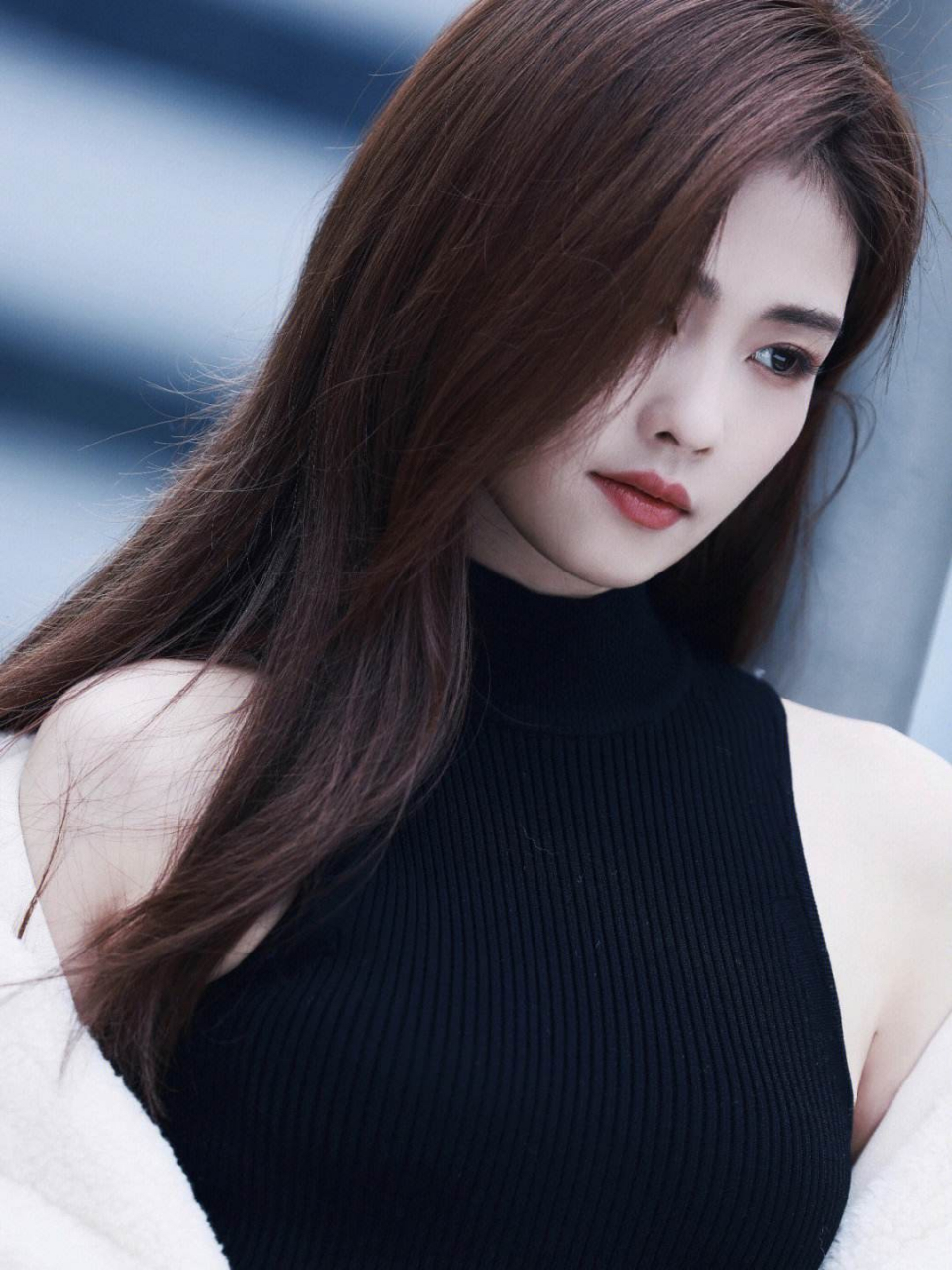 1,吴谨言现在她的资源质量跟白鹿没得比,适合的剧本不多,她也 不愿意