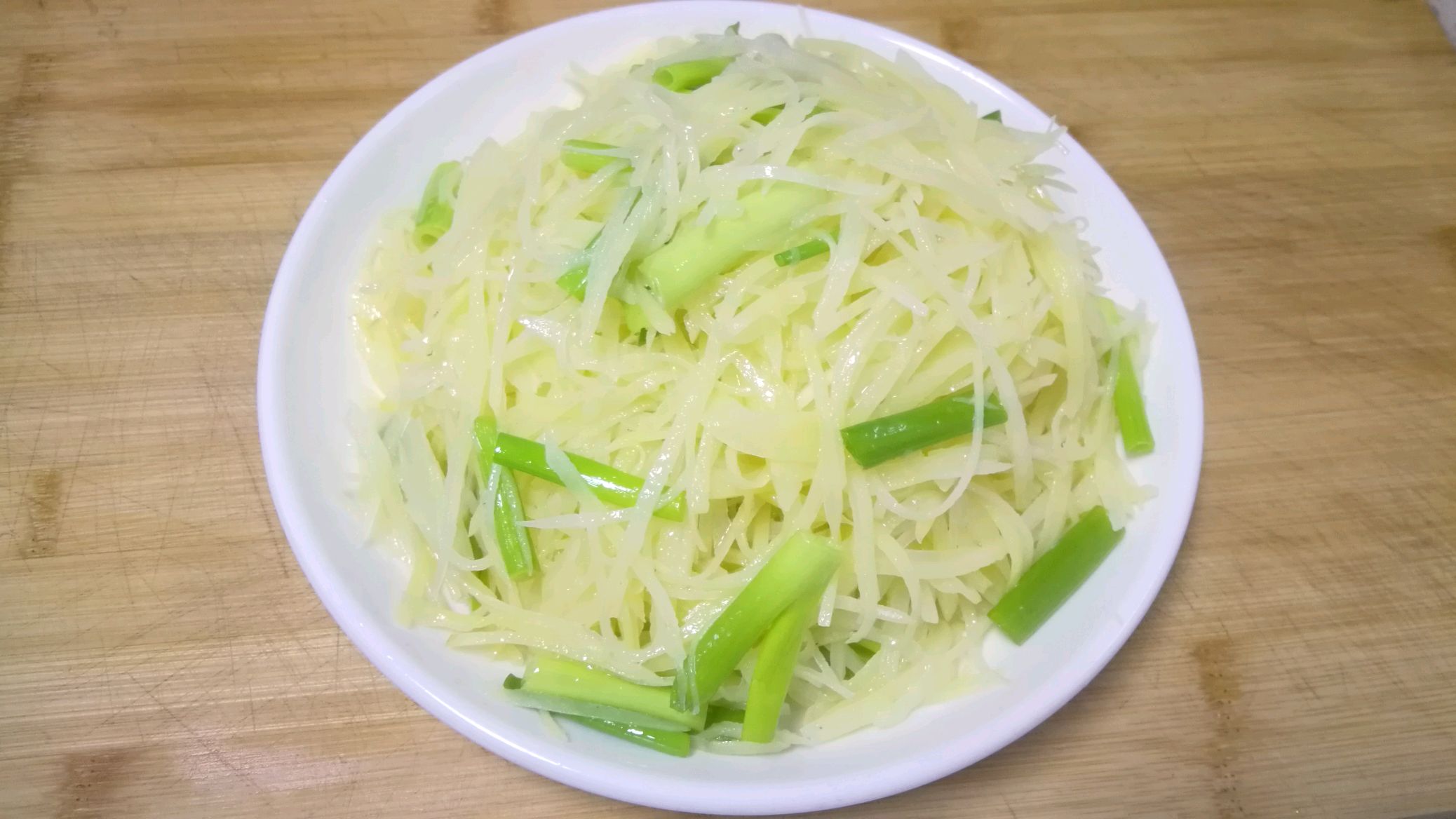 厨师长教你“清炒土豆丝”的正宗做法,清脆爽口,先收藏起来