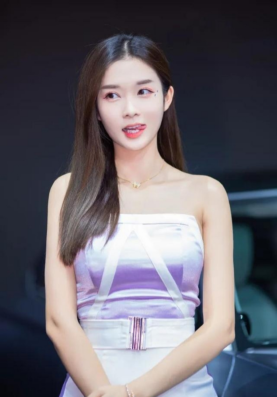 可爱又俏皮的车模李凉凉,#美女# #性感好身材# #遇见好身材