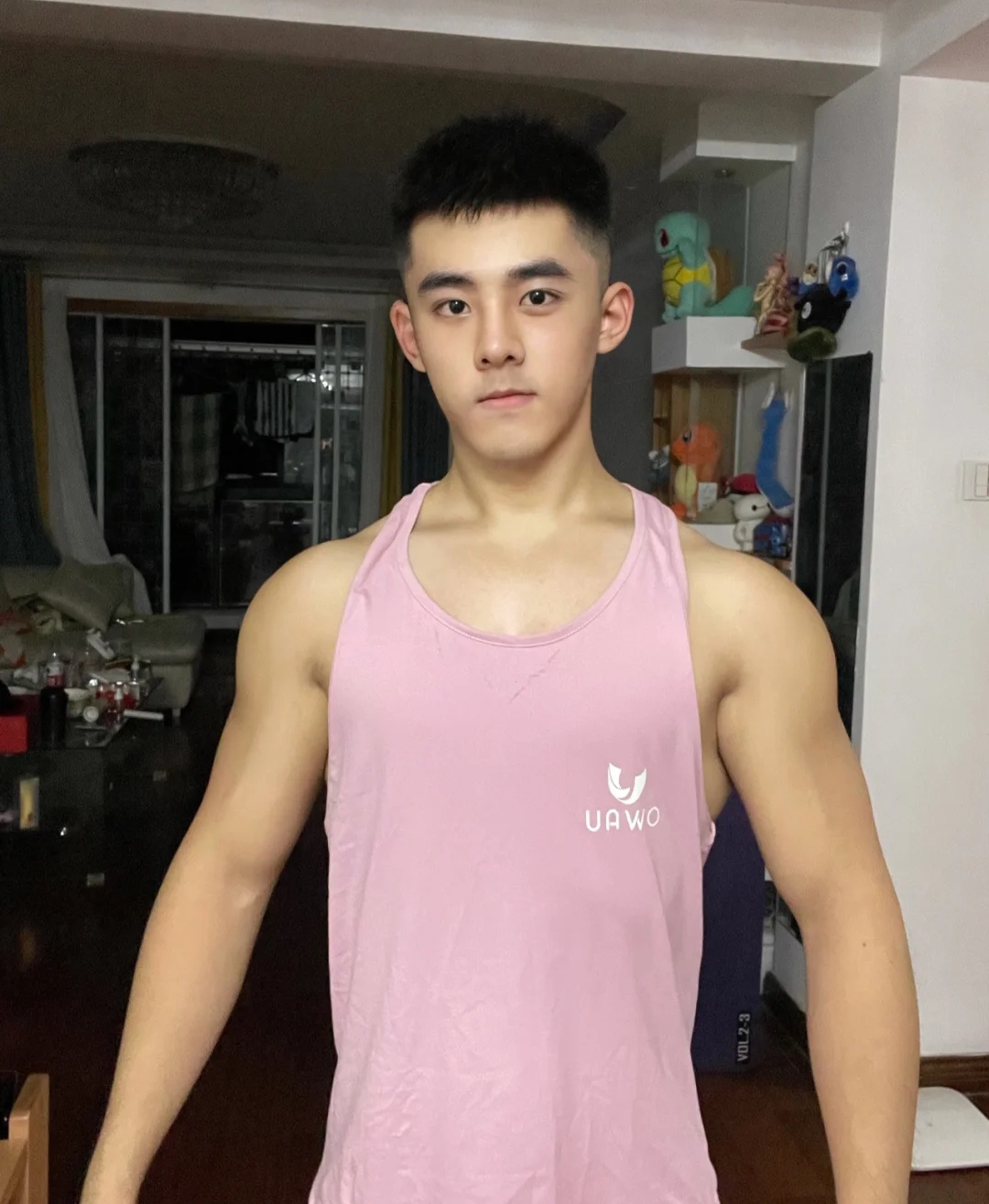 肌肉男长着一张稚嫩的娃娃脸,身材与颜值不搭,也阻挡不了你心动