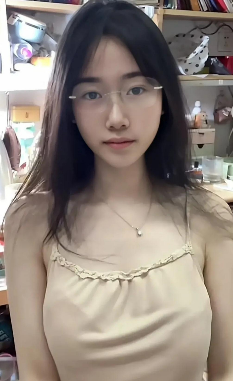 生活随拍,甜美可爱的女大学生,努力学习,也要保护好眼睛哦.