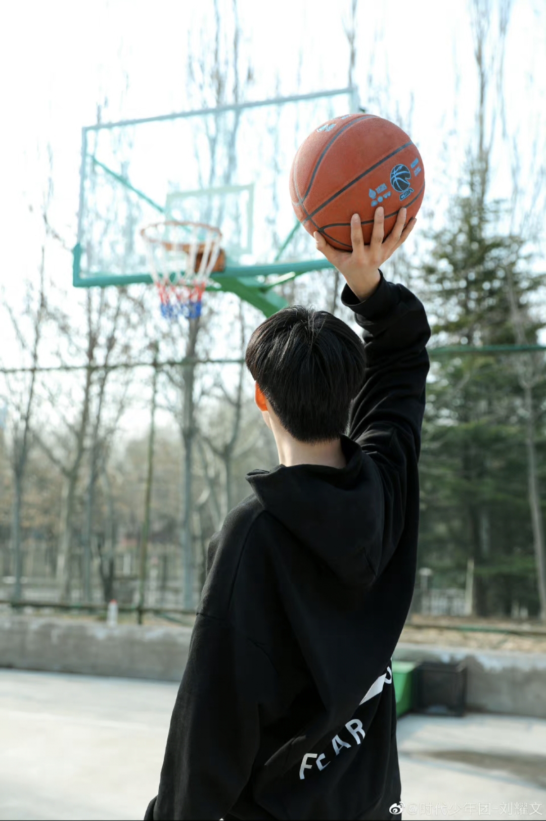 刘耀文打篮球图片背影图片