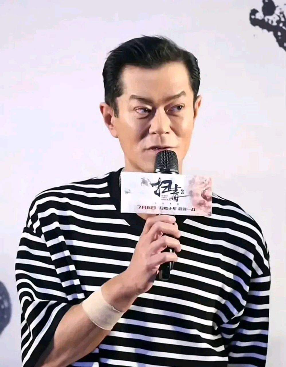 近日,他出席新电影的首映礼,脸部呈现出一种奇怪