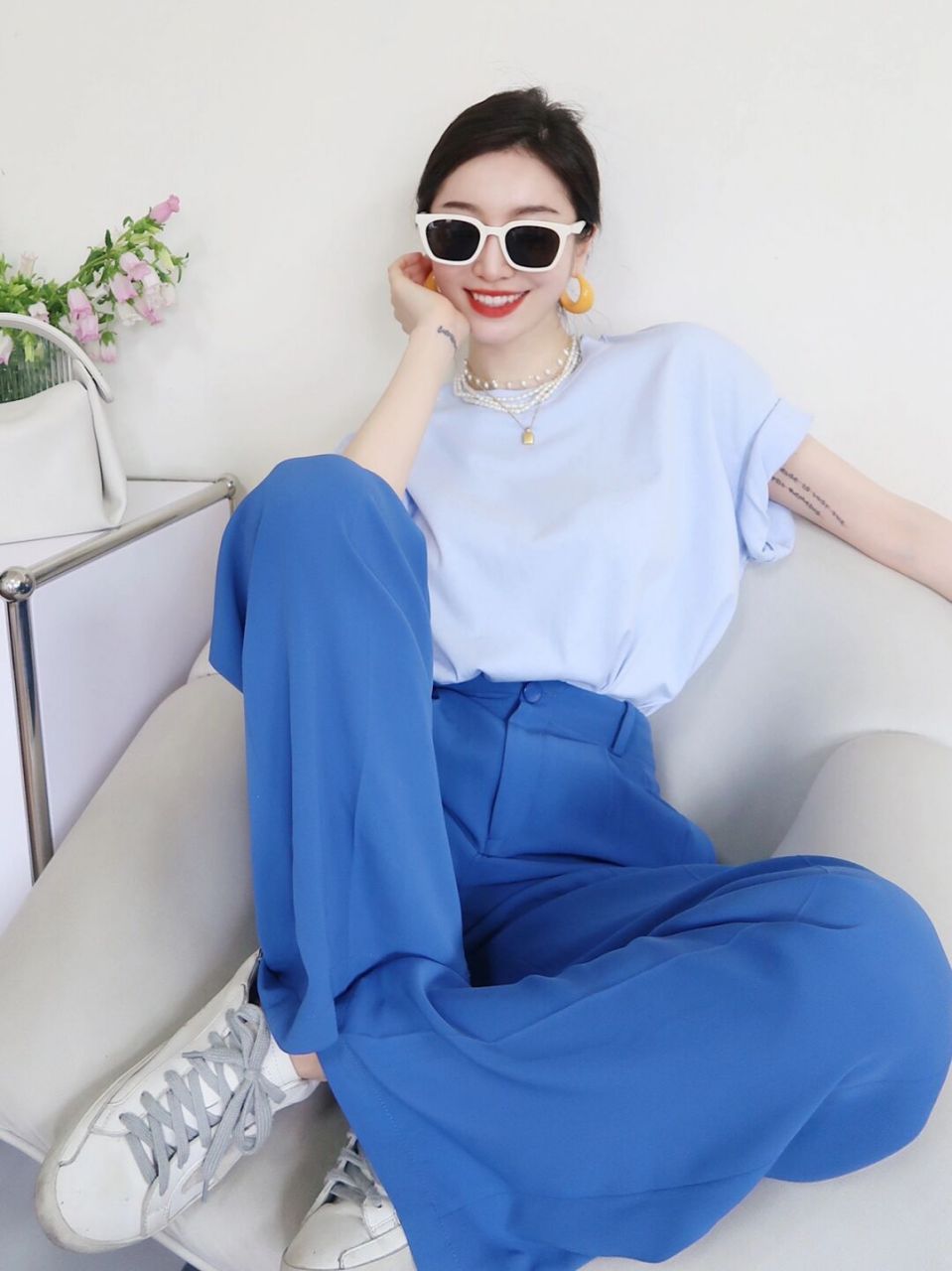 尝试清爽的蓝色系搭配,更加的浪漫精致,浅蓝色t恤搭配深蓝色的阔腿裤