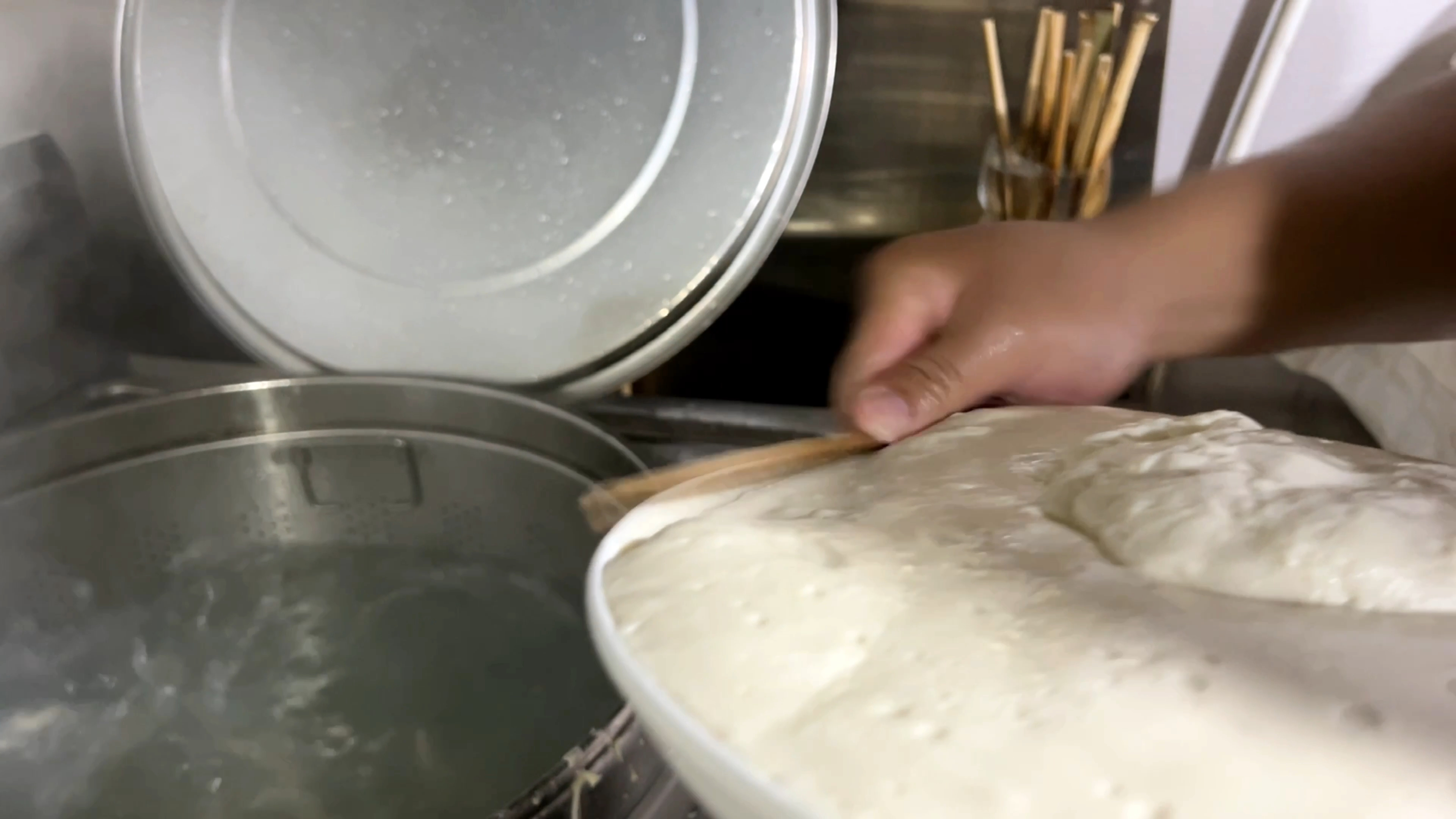 太原这家小炒肉面馆,大碗剔尖面12元,小料有7种,每天顾客爆满