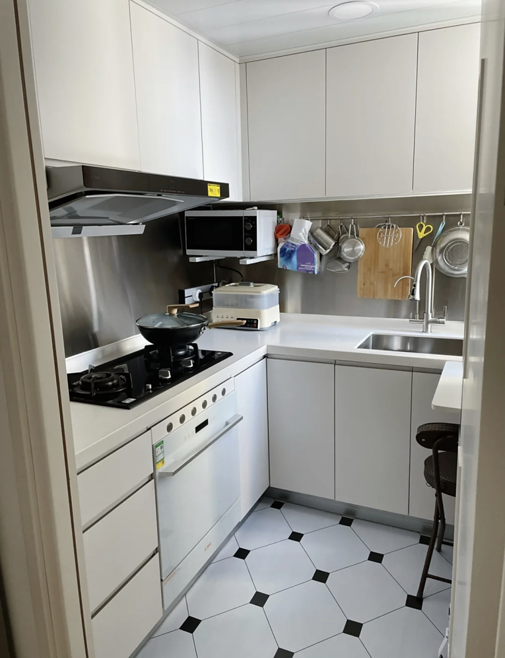 l型设计,全部采用极简无把手柜门,电器要么嵌入,要么直接上墙,厨房