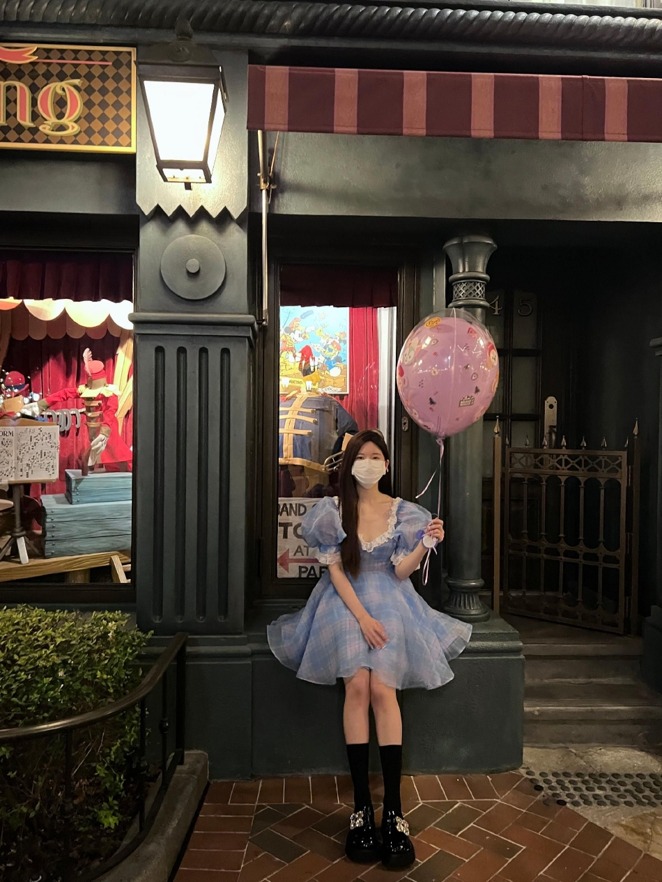 组图：赵露思穿公主裙游迪士尼手拿气球等烟花少女心十足