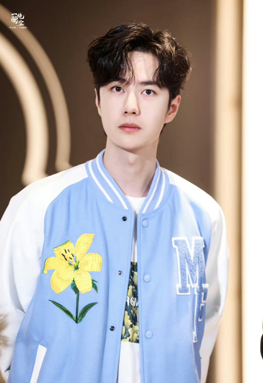 王一博身穿蓝色棒球服出席活动,酷盖今天是清爽男高,你小子别太帅了