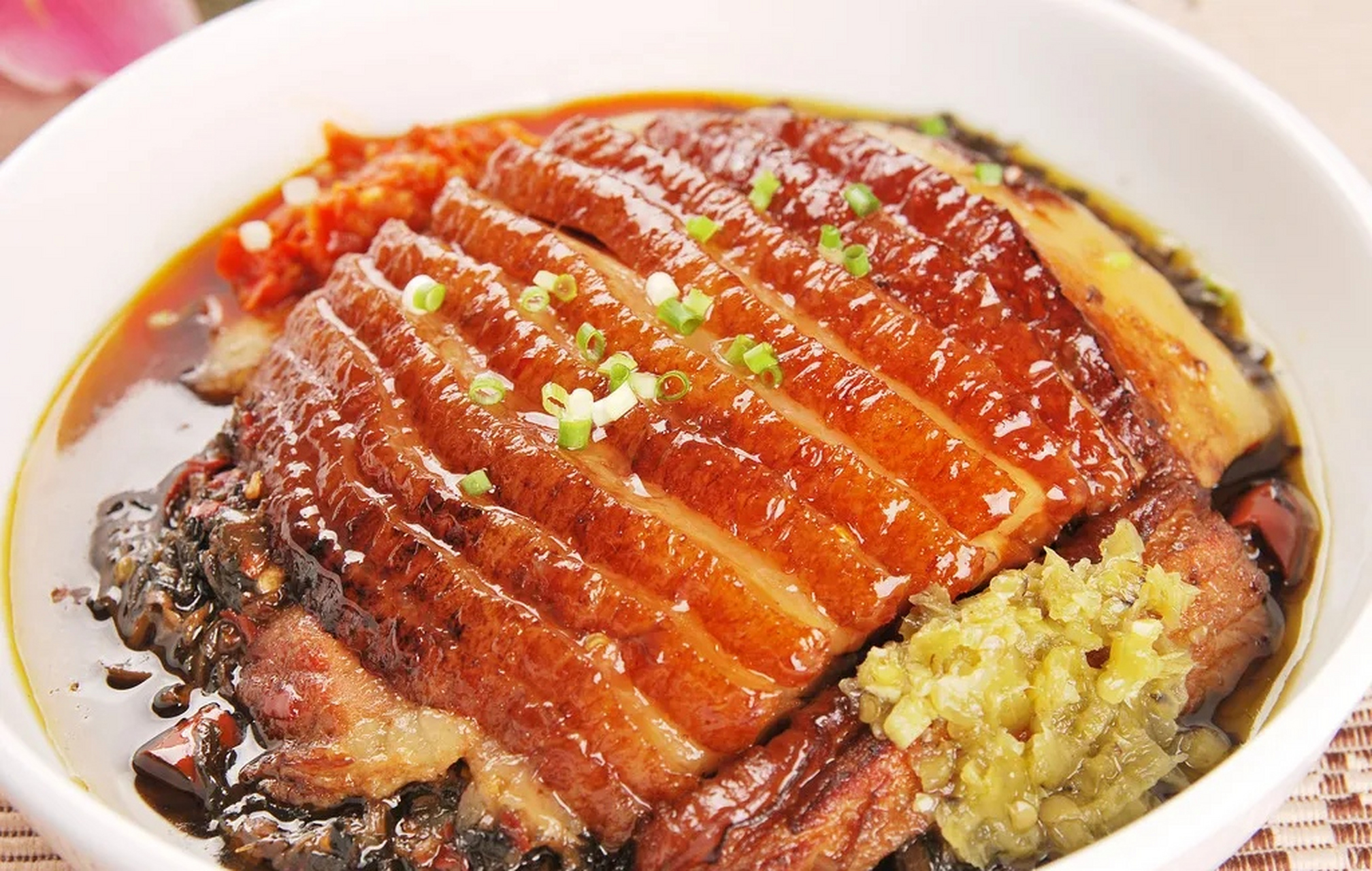 下面我将为大家介绍一下制作梅干菜扣肉的方法.