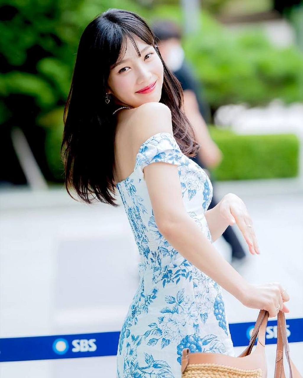 朴秀荣身穿抹胸碎花裙,素雅小性感!