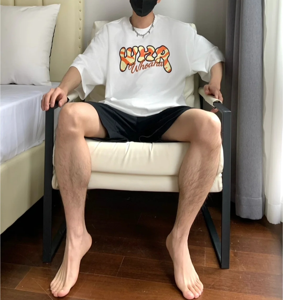 男生光脚与白袜,你更喜欢哪个?