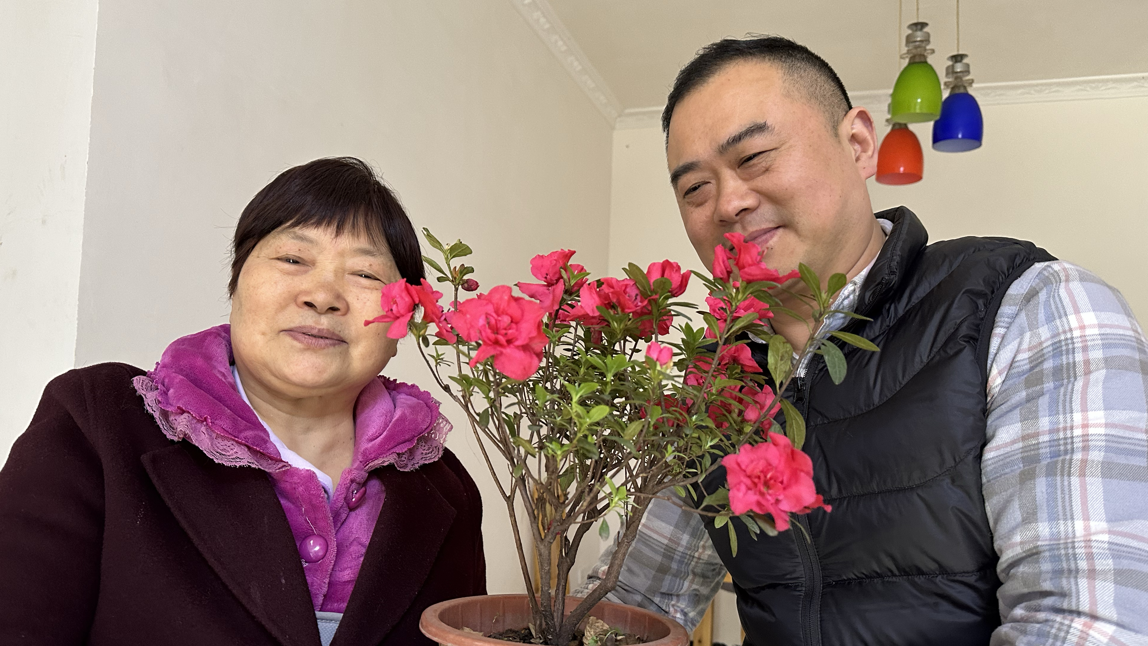 为送给婆婆一个好心情,老公买了啥?婆婆见了高兴地唱起歌来