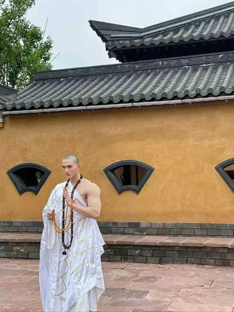不懂问下,寺庙里的和尚,颜值都这么高吗?有白色的袈裟吗?