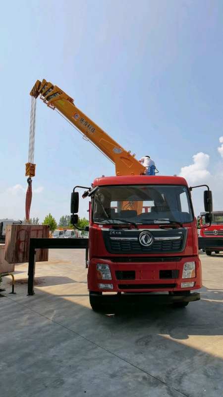 东风天锦10吨随车吊,康机210马力