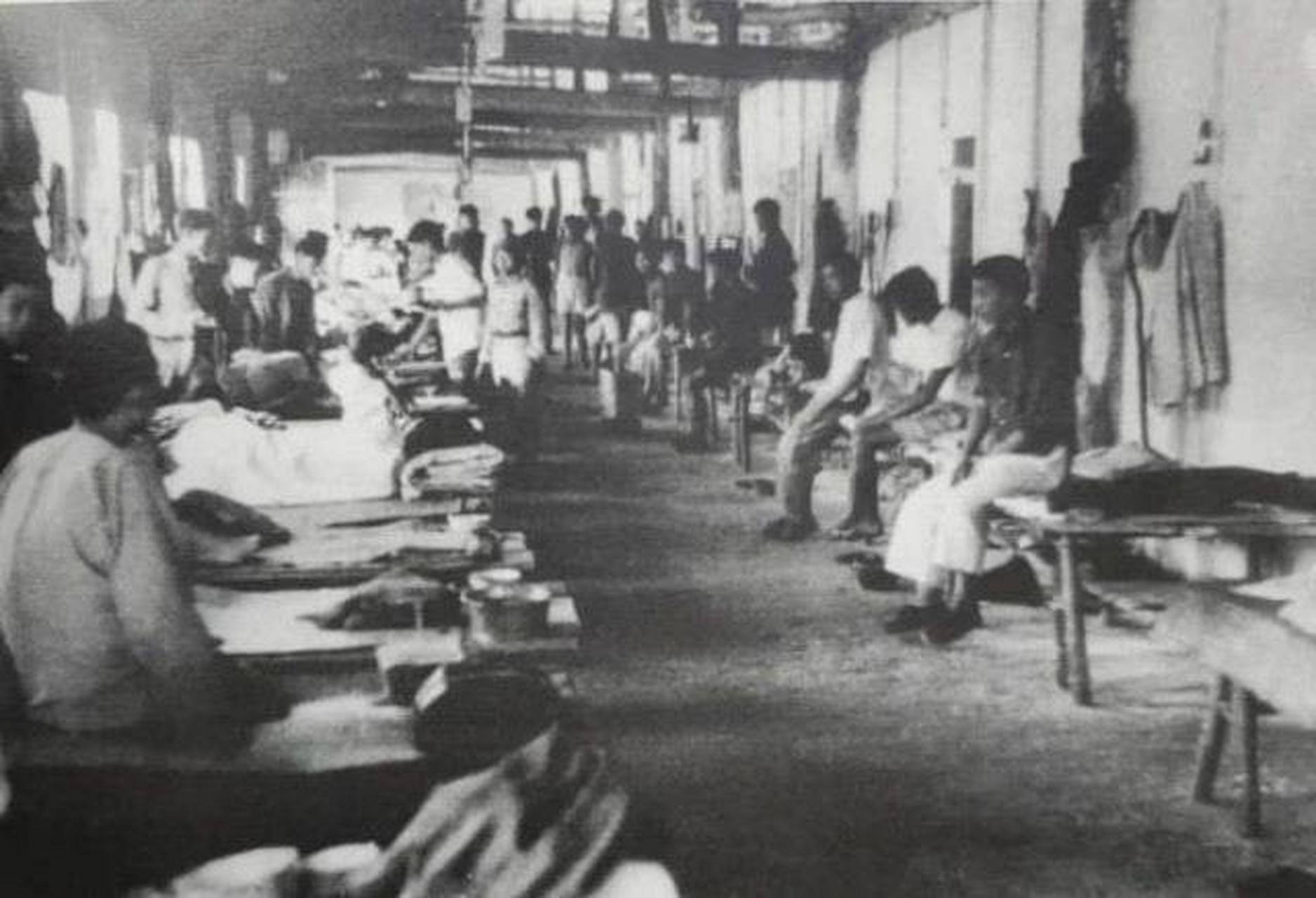 抗战时期的后方医院,病床是由简单的木板和架子搭建而成.