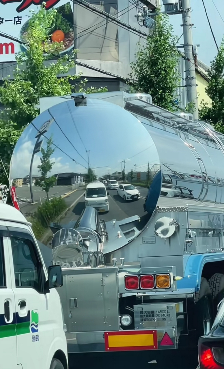 日本公路上的油罐车,这油罐车擦的真亮呀,都能当镜子照了!