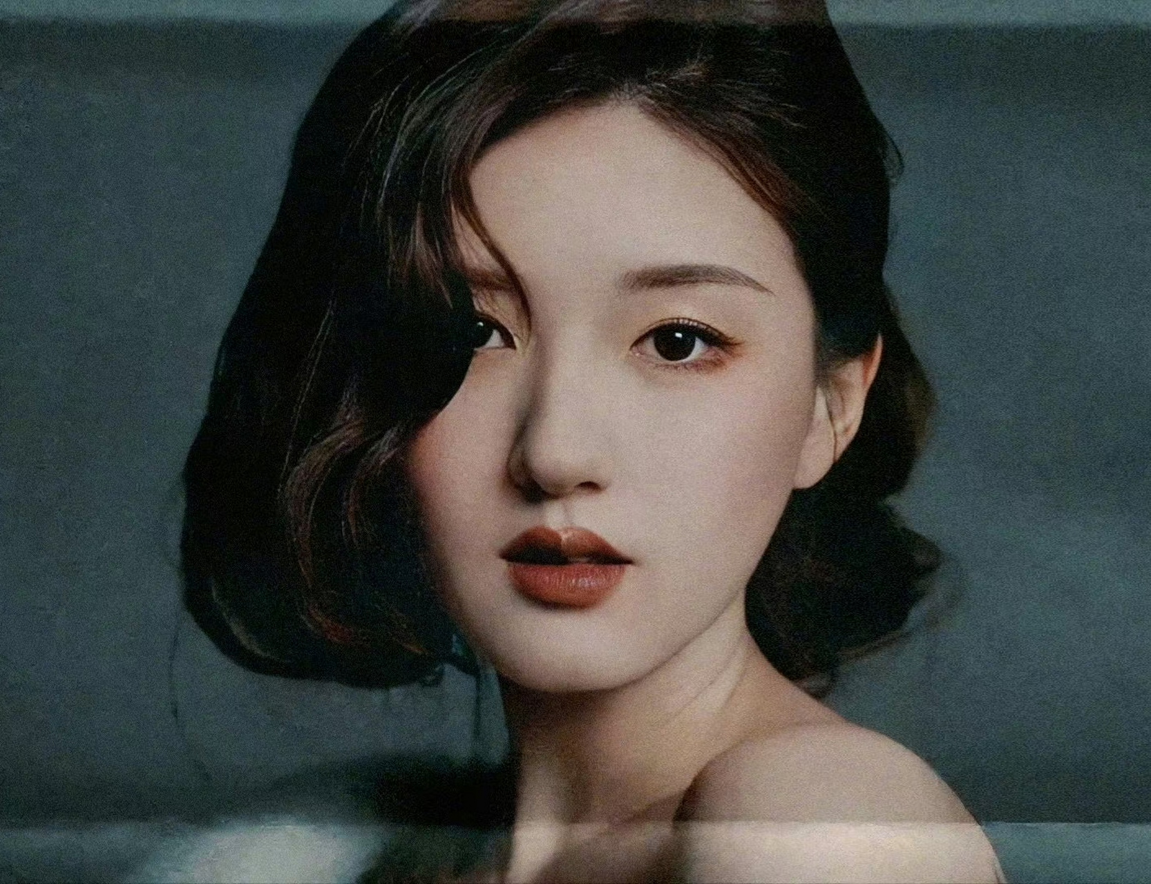 赵露思还挺适合这种复古摩登女郎造型,她一头复古短发,化着精致的妆容