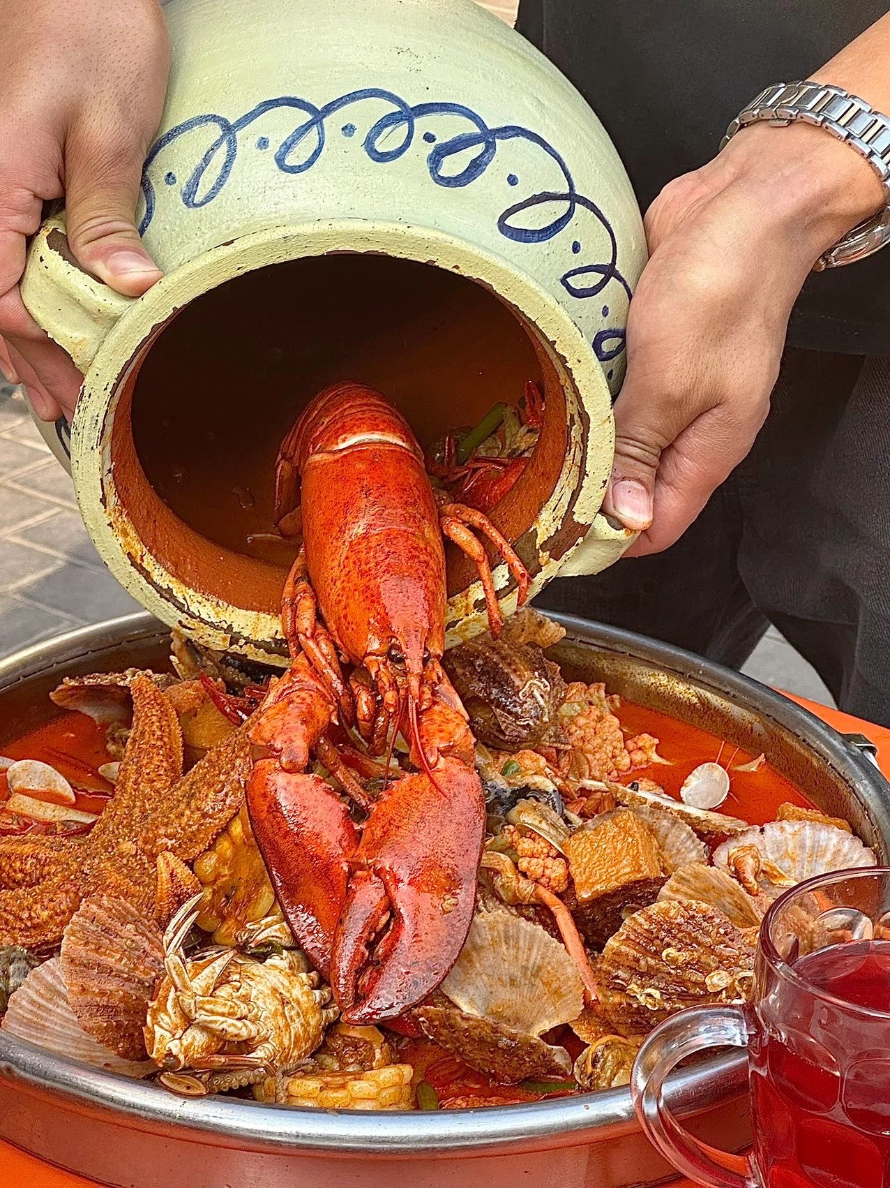 在青岛吃到了一种很新的东西!瓦罐海鲜!