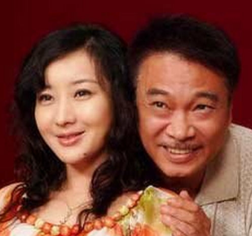 吴孟达现任老婆的照片图片