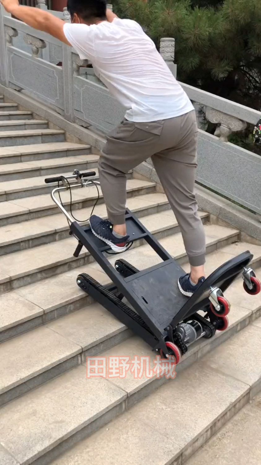 电动爬楼机主要分为两类载物爬楼机和载人爬楼机