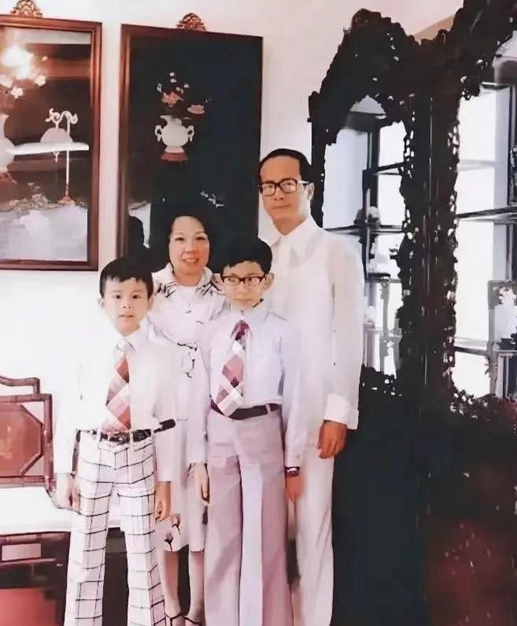 上个世纪70年代,李嘉诚与妻子庄明月,两个儿子的一张合影.