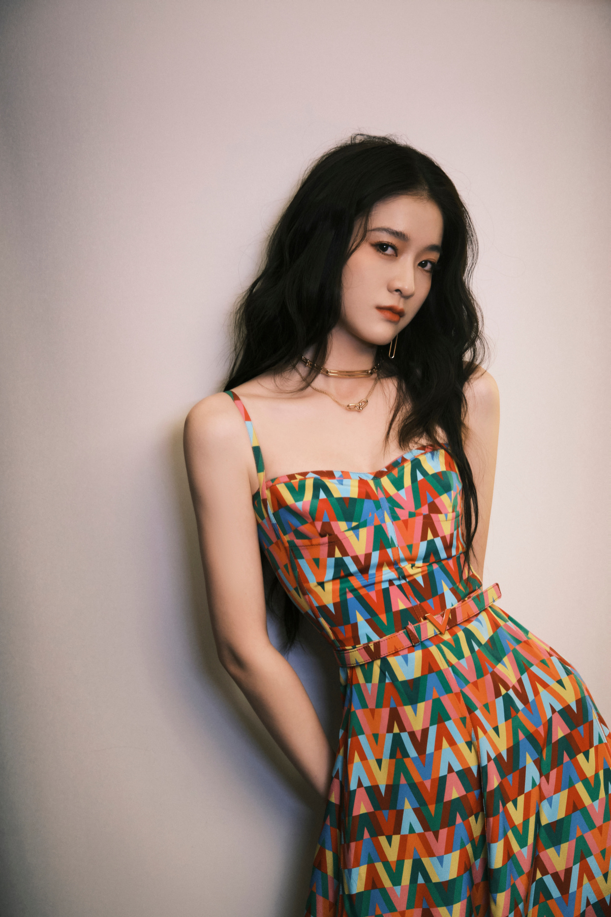 张雪迎写真,一袭吊带花裙,姿态优雅,时尚俏丽