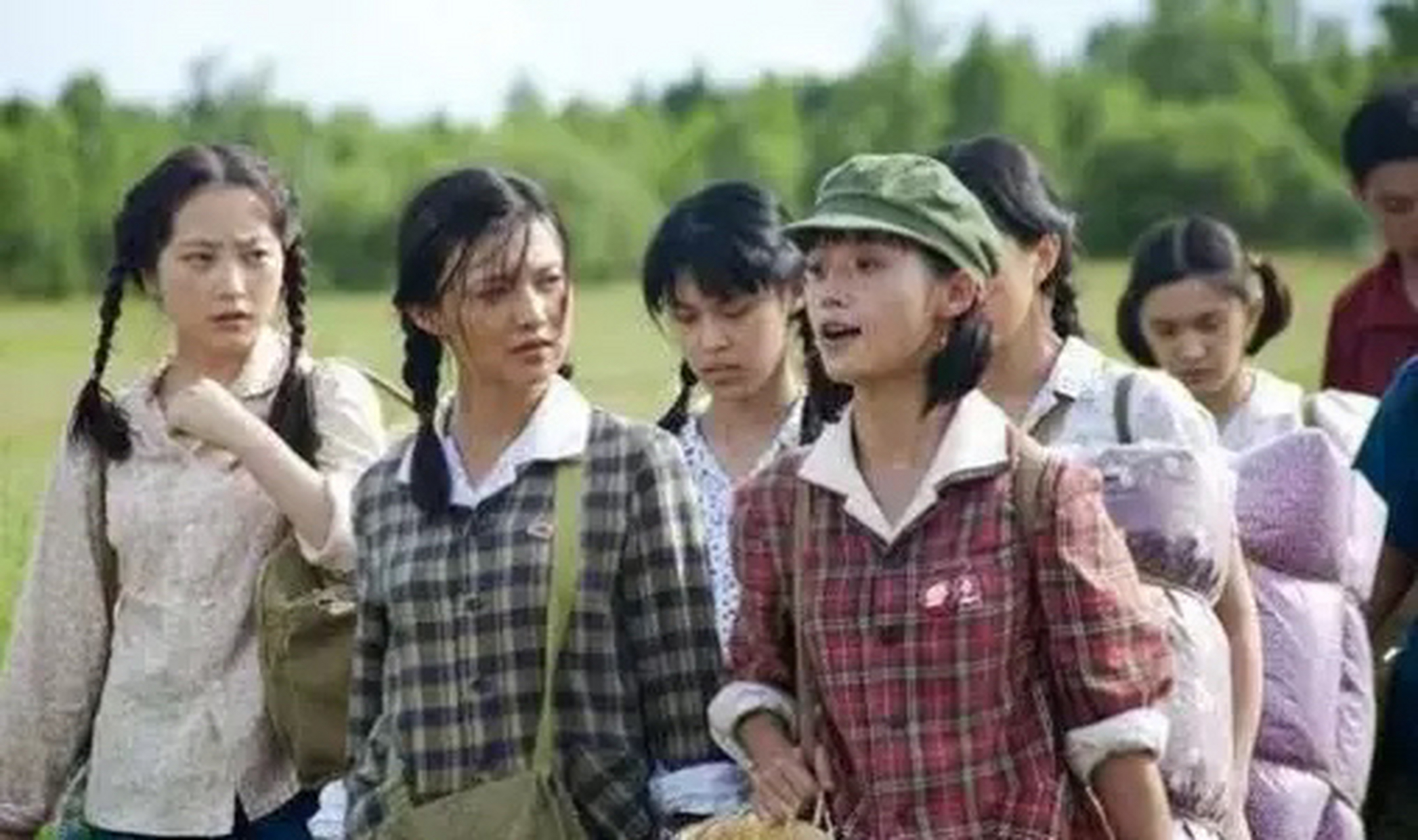 1977年,知青大返城,一个女知青来到男友的住处,她颤抖地解开衣扣说:"