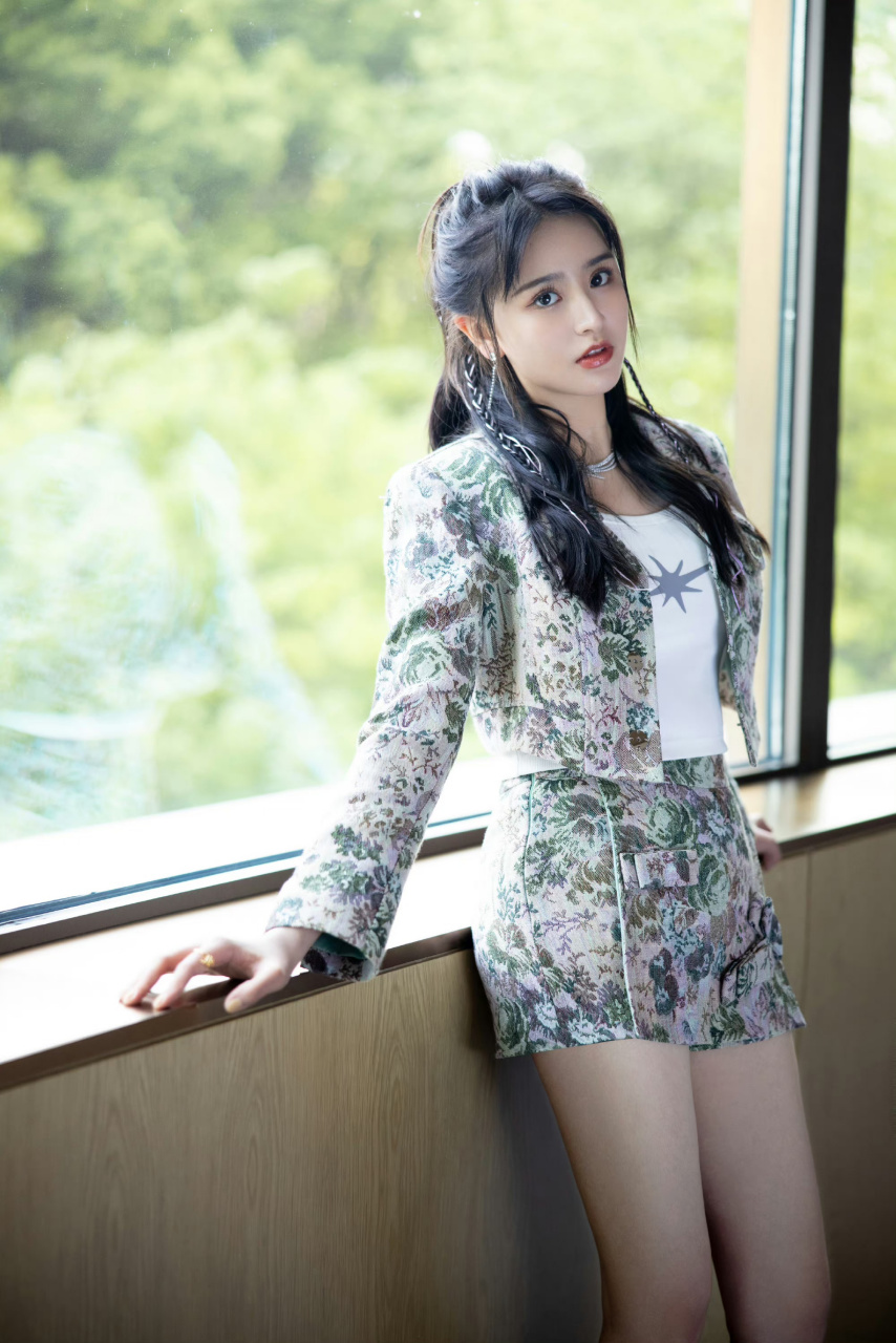 金子涵  小蛮腰  大长腿又白又直