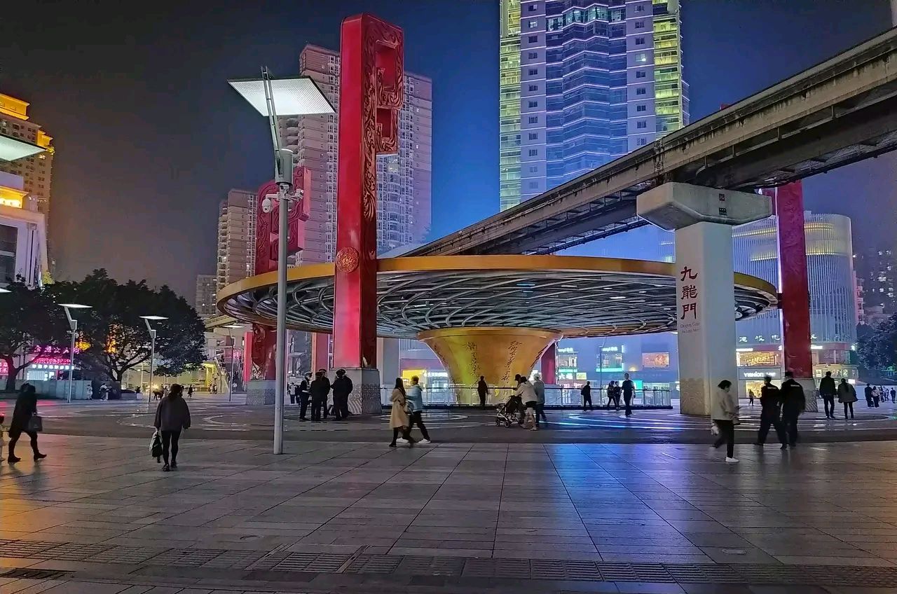 重庆九龙坡区某步行街,夜景灯光早早关闭人流没了,对此你怎么看