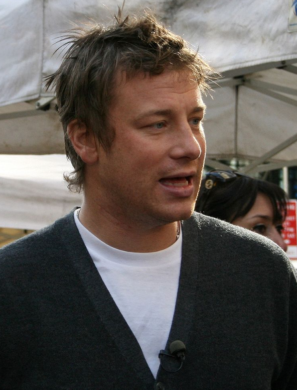 英国名厨杰米·奥利弗呼吁全年提供免费学校餐,他的理由是什么?