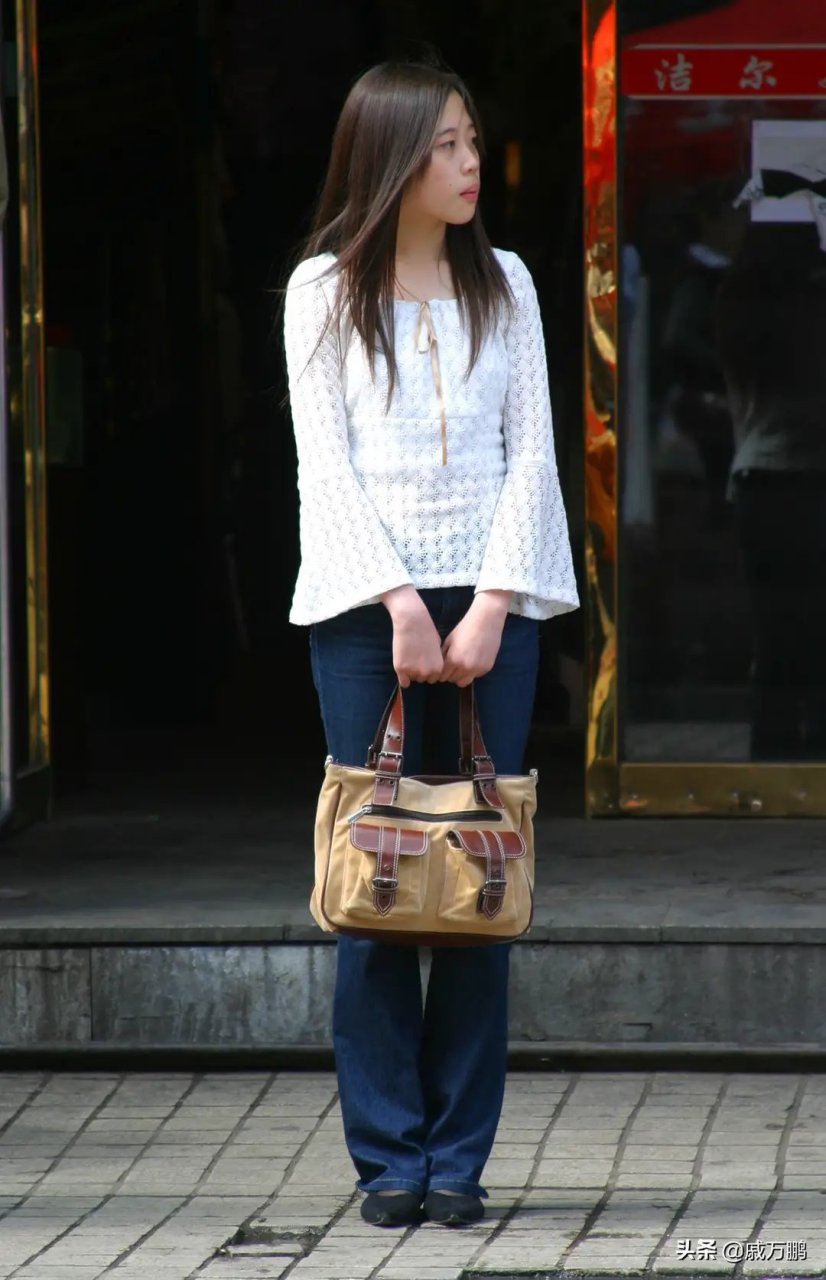 珍贵历史照片# 2004年,丹东,站在街边等人的女孩,女孩的眼神很迫切