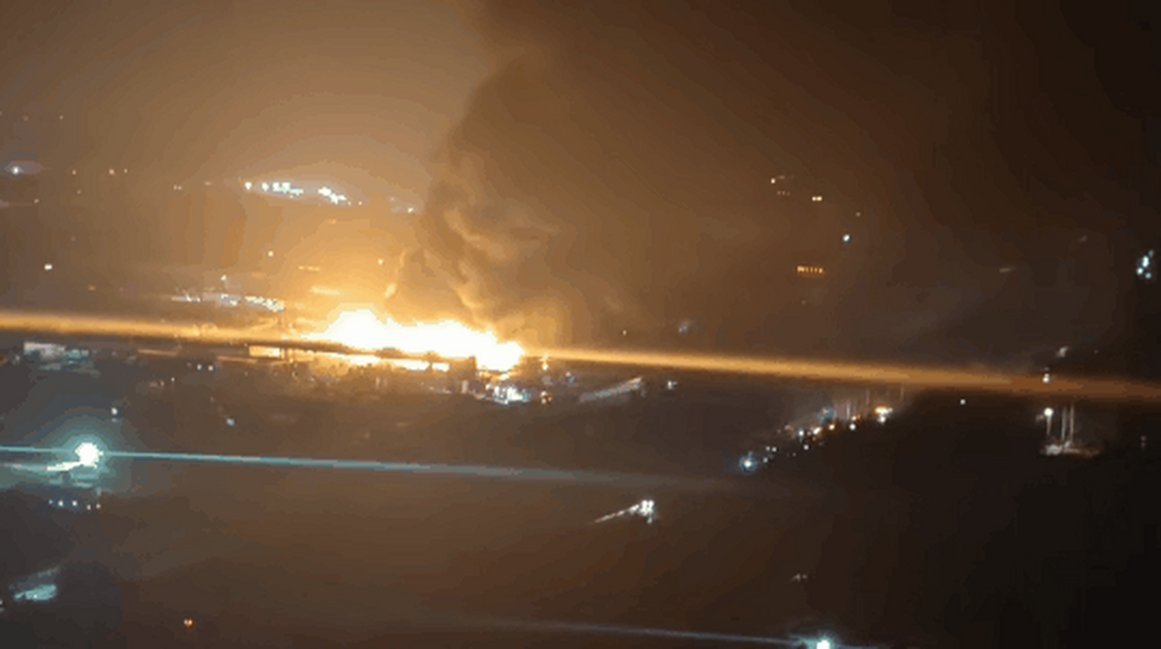 济南丁太鲁大街! 老佳宇物流院内起火! 这火势有点吓人啊!